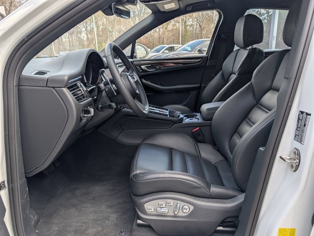 Certified 2025 Porsche Macan AWD/4WD image 12
