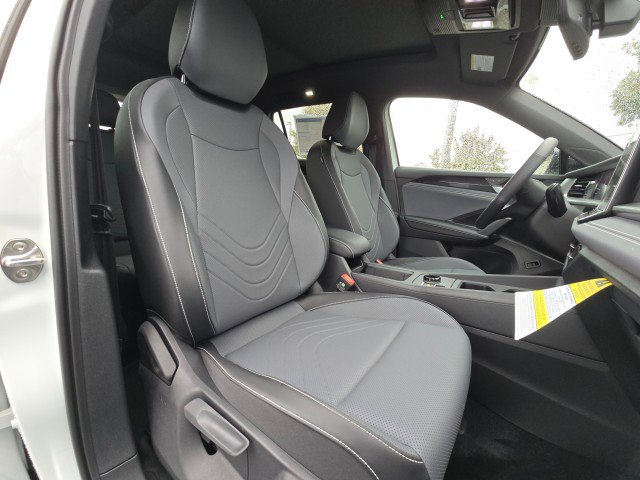 New 2025 Volkswagen Tiguan SE R-Line image 12