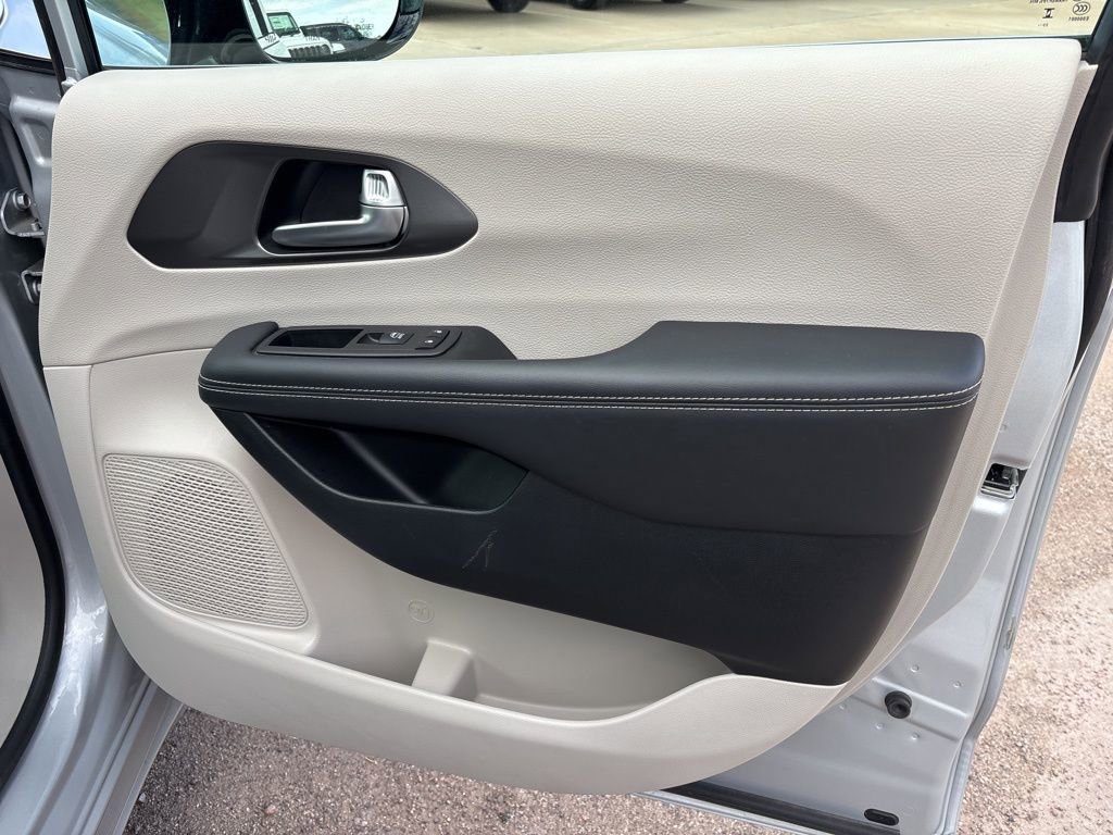 Used 2024 Chrysler Pacifica Touring-L image 23