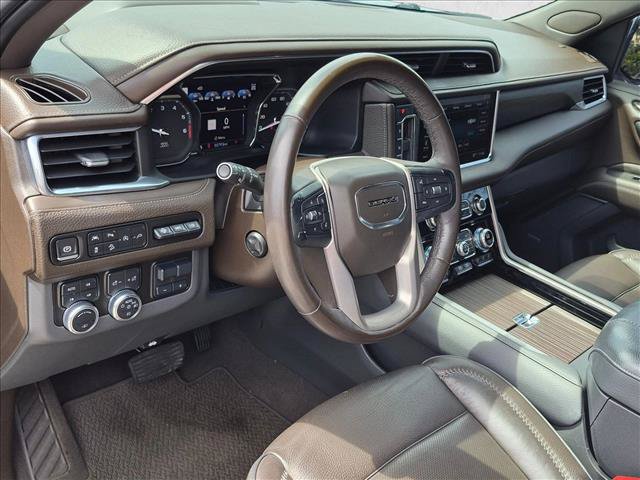 Used 2021 GMC Yukon Denali w/ Denali Premium Package AWD/4WD image 3