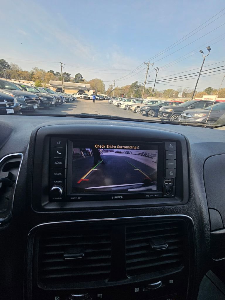 Used 2018 Dodge Grand Caravan SE w/ UConnect Hands-Free Group image 12
