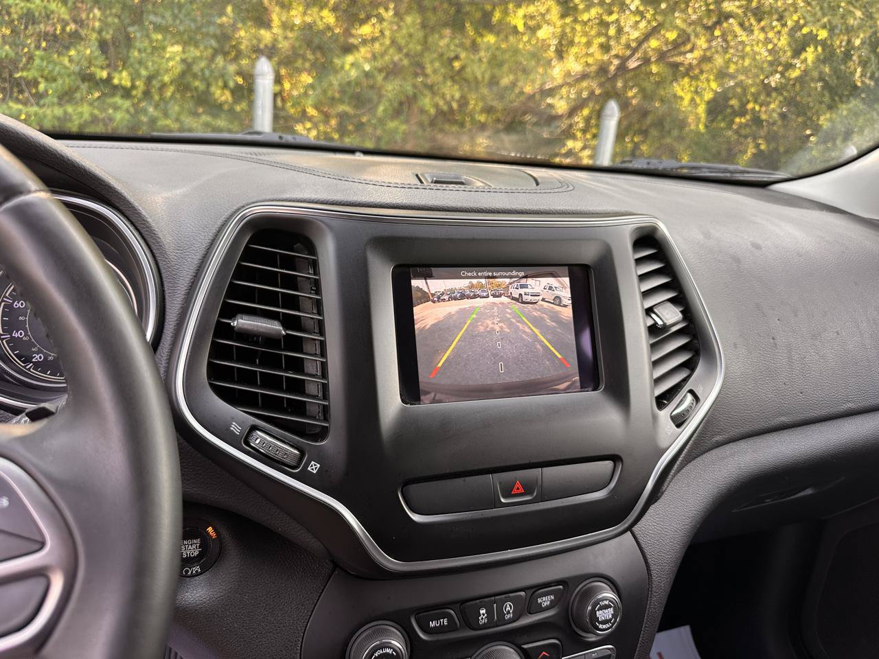 Used 2019 Jeep Cherokee Latitude Plus w/ Comfort/Convenience Group FWD image 17