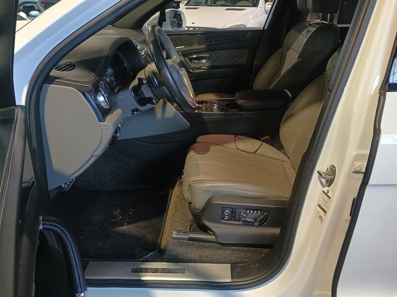 Used 2019 Bentley Bentayga AWD/4WD image 14