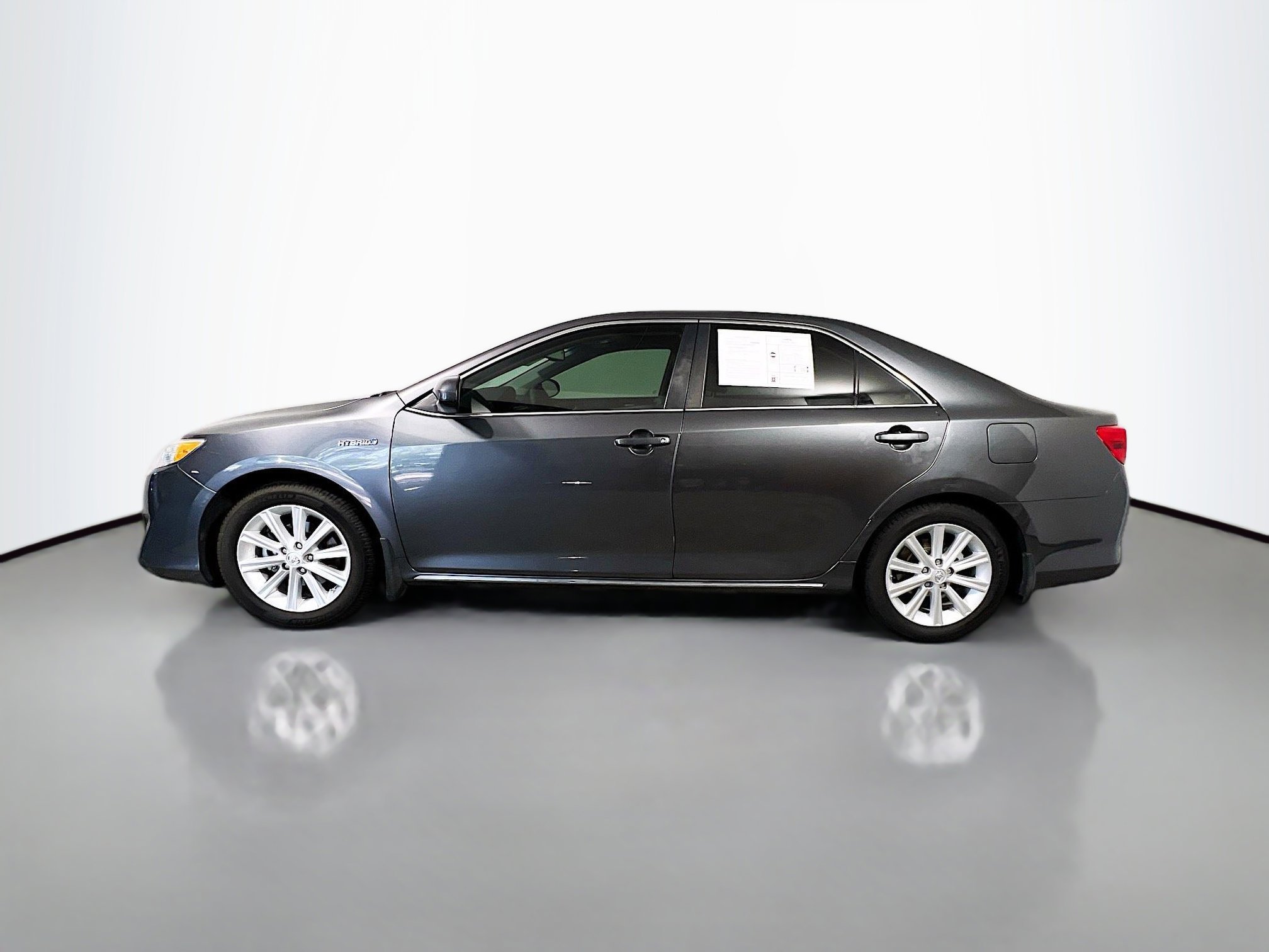 Used 2014 Toyota Camry XLE w/ Leather Package FWD image 9