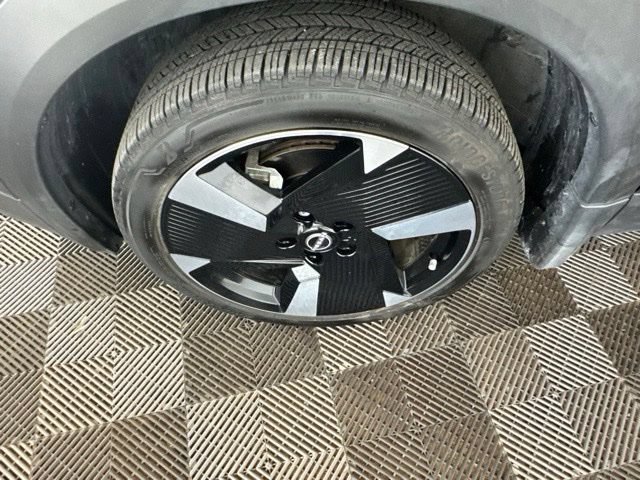 Used 2025 Nissan Kicks SR FWD image 31