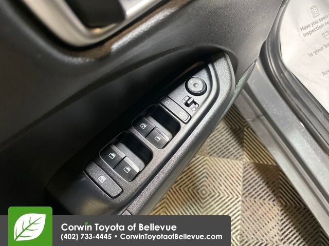 Used 2025 Hyundai Venue SEL image 11