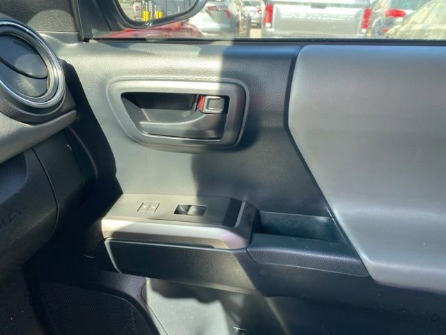 Used 2018 Toyota Tacoma SR5 AWD/4WD image 28