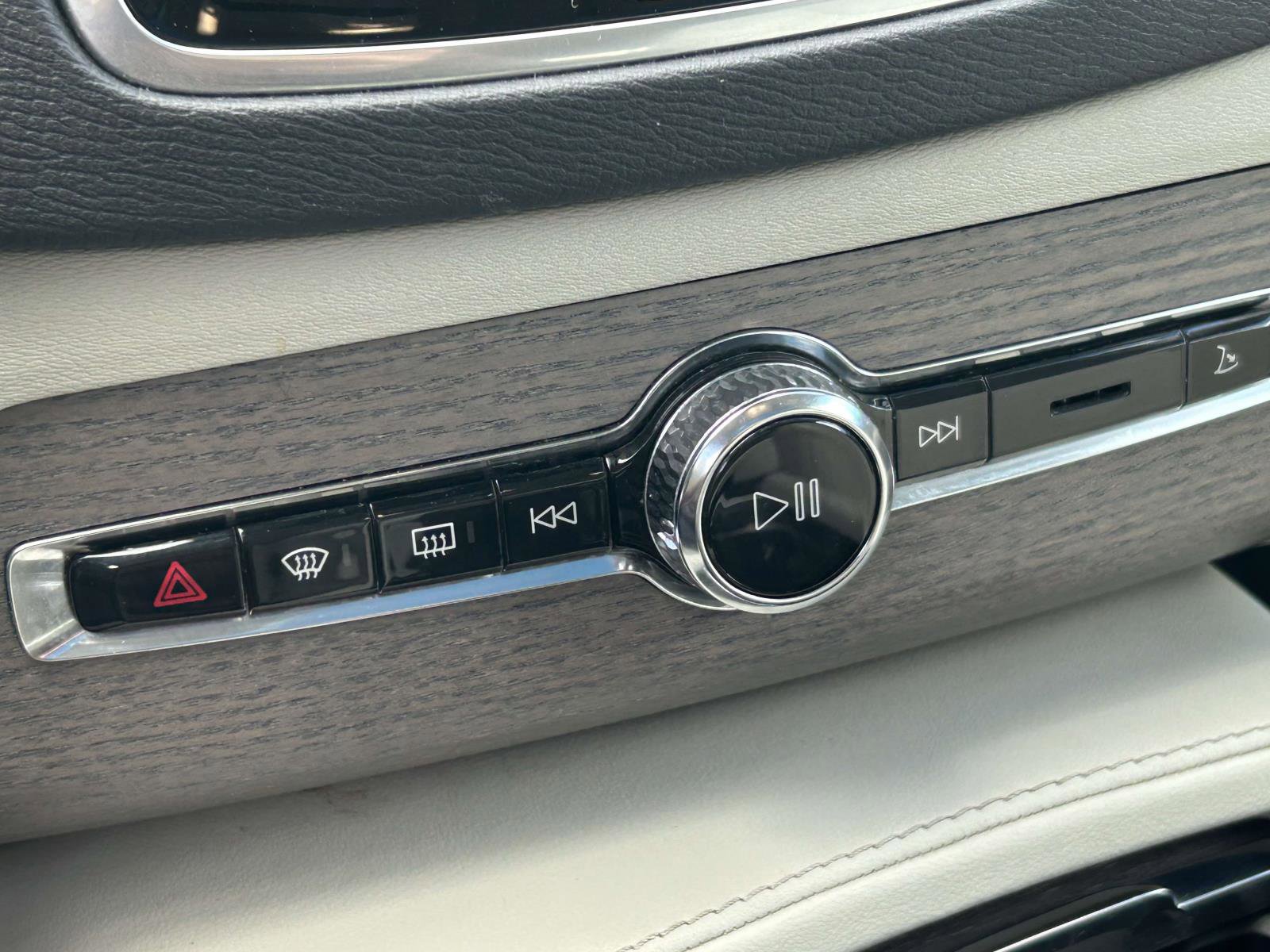 Certified 2024 Volvo XC90 B6 Core w/ Protection Package Premier image 28