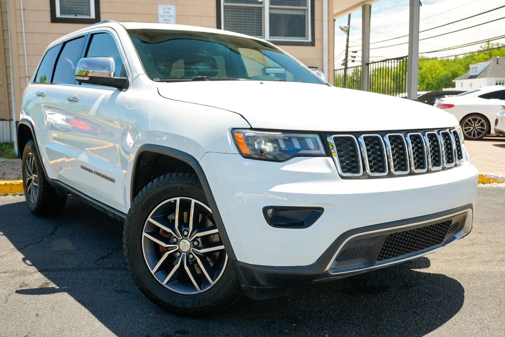Used 2018 Jeep Grand Cherokee Limited AWD/4WD image 3