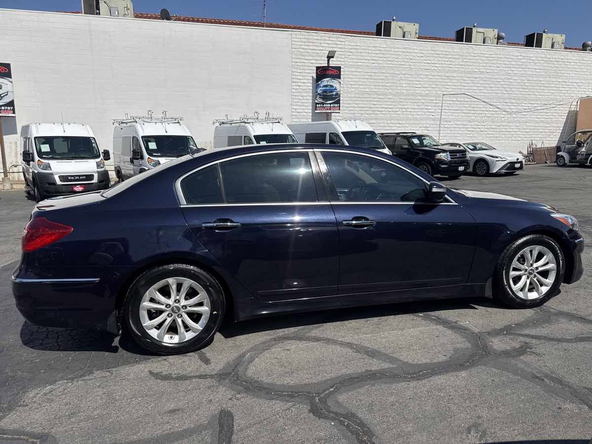 Used 2012 Hyundai Genesis 3.8 RWD image 8