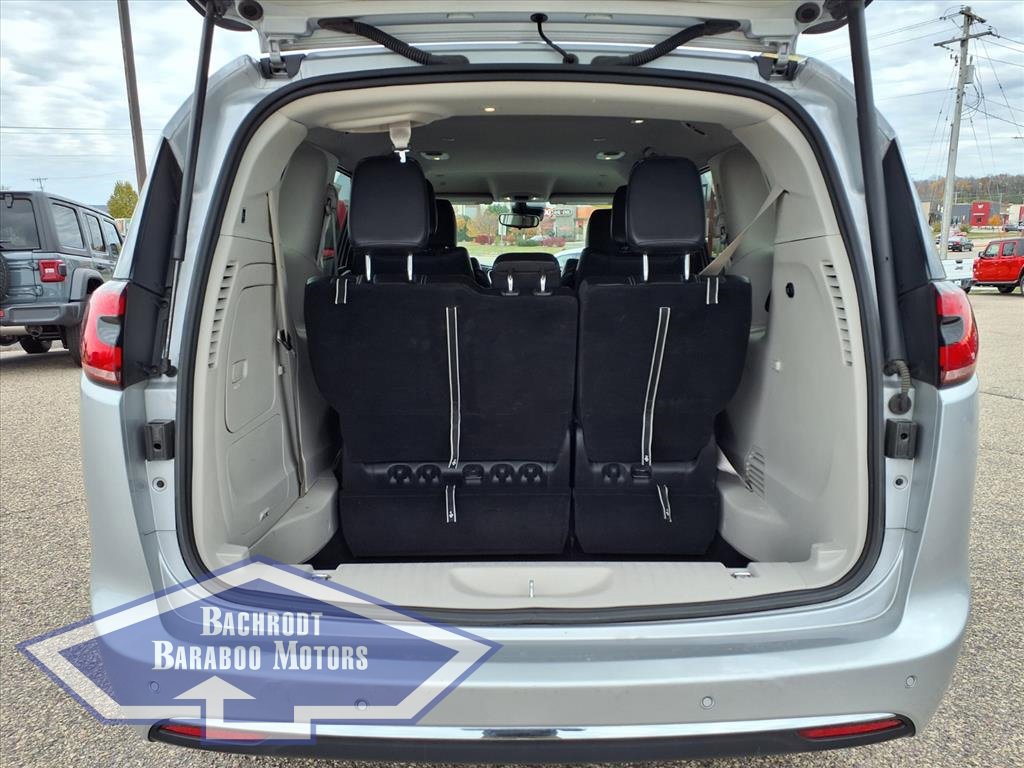 Used 2024 Chrysler Pacifica Select image 5