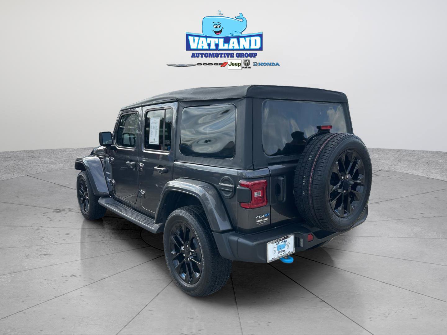 Used 2023 Jeep Wrangler Unlimited Sahara w/ Cold Weather Group image 3