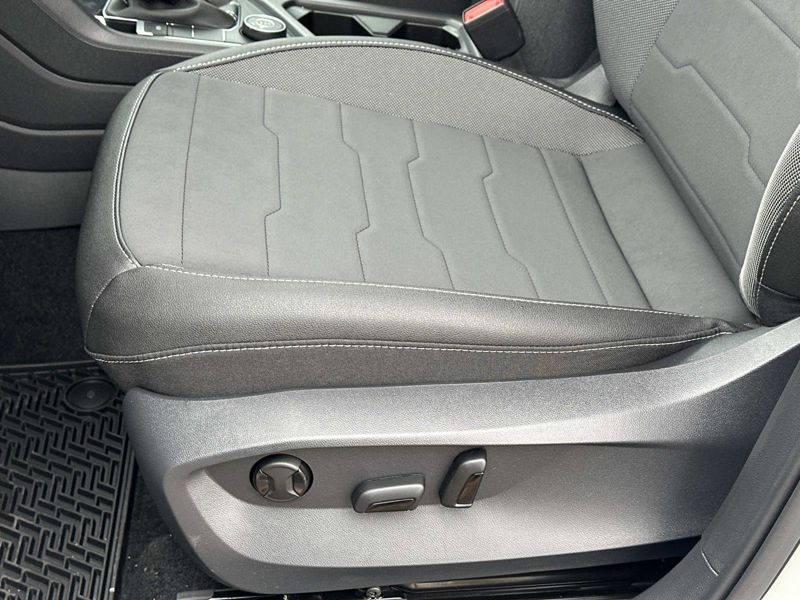 New 2026 Volkswagen Taos SE image 17