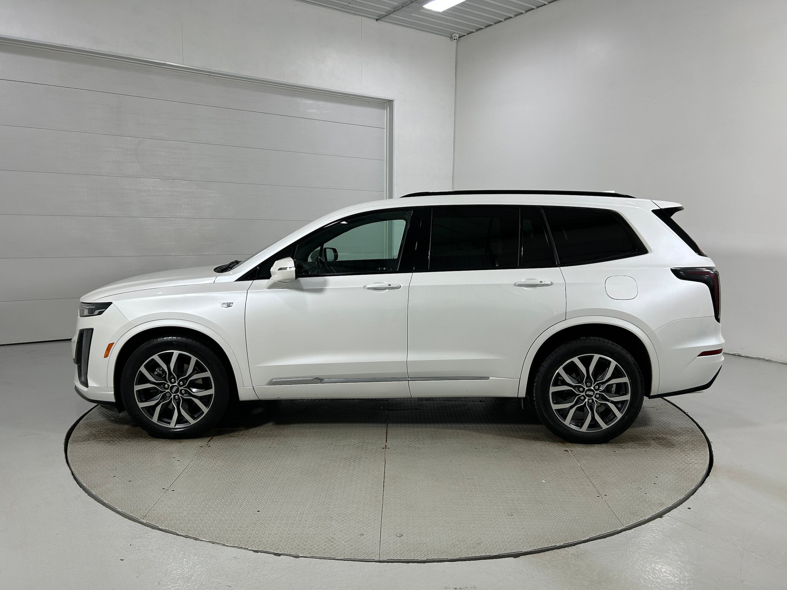 Used 2021 Cadillac XT6 Sport w/ LPO, Floor Liner Package AWD/4WD image 22