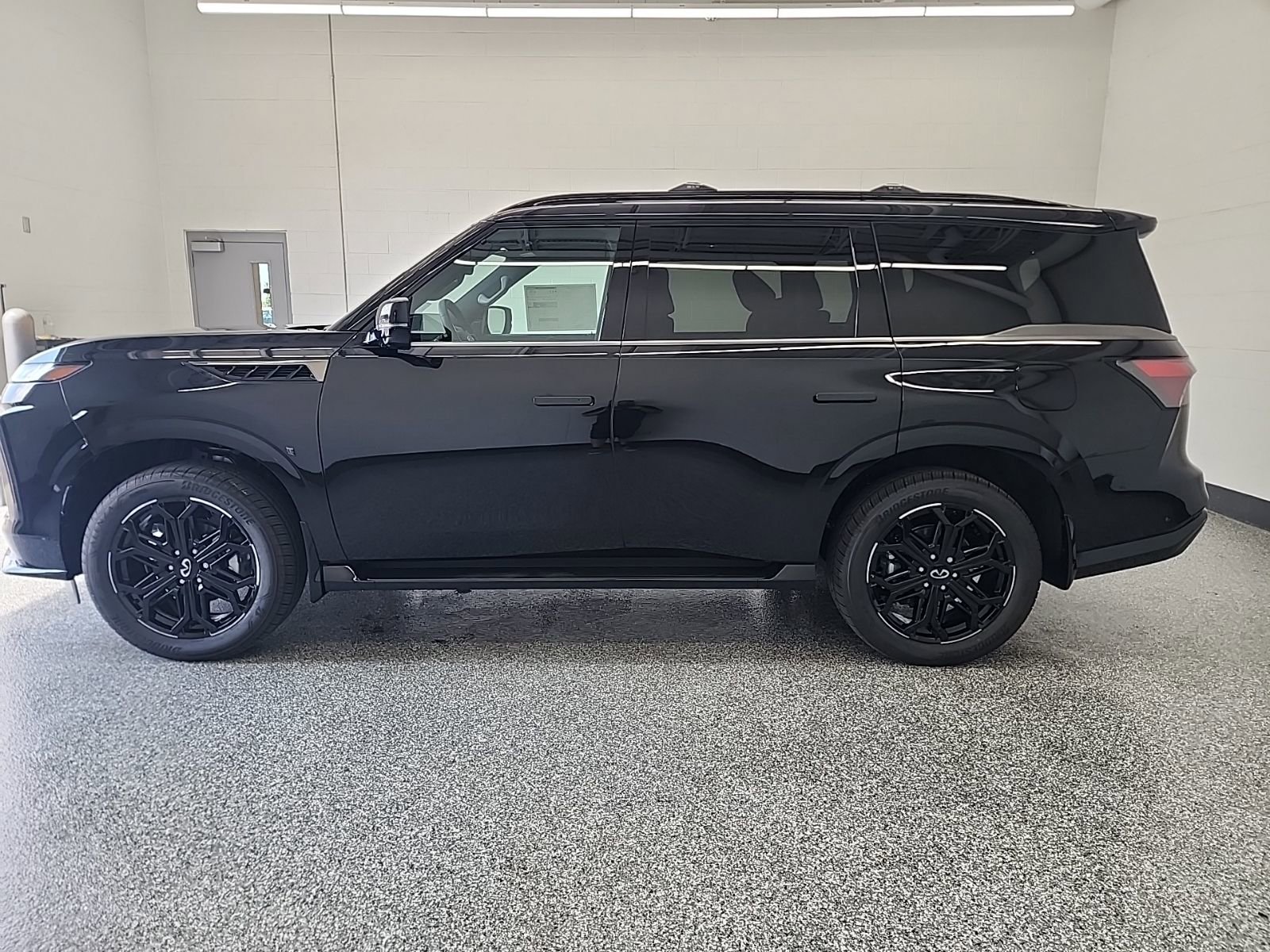 New 2026 INFINITI QX80 4WD image 2