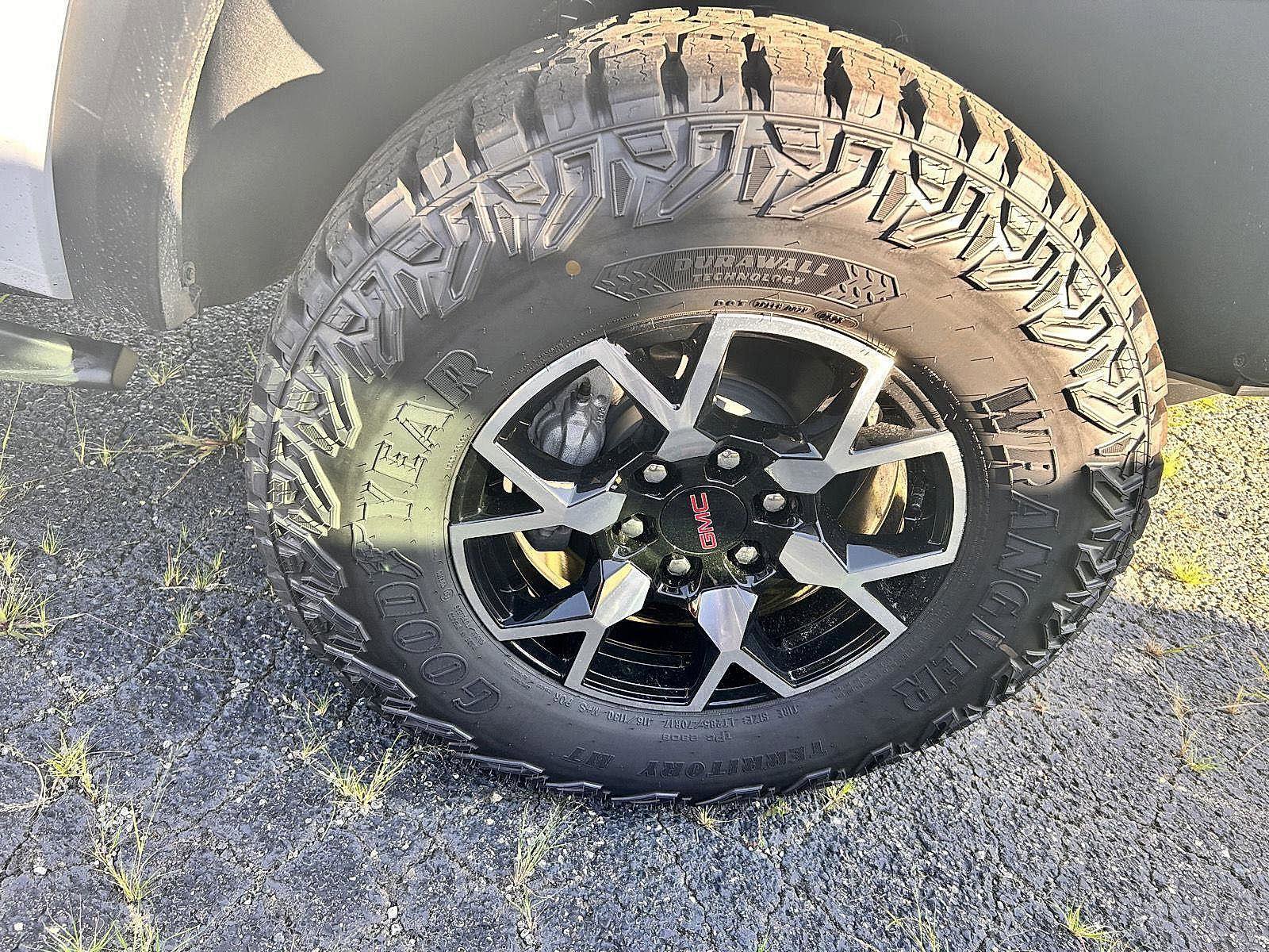 New 2025 GMC Canyon AT4 w/ AT4X Package image 10