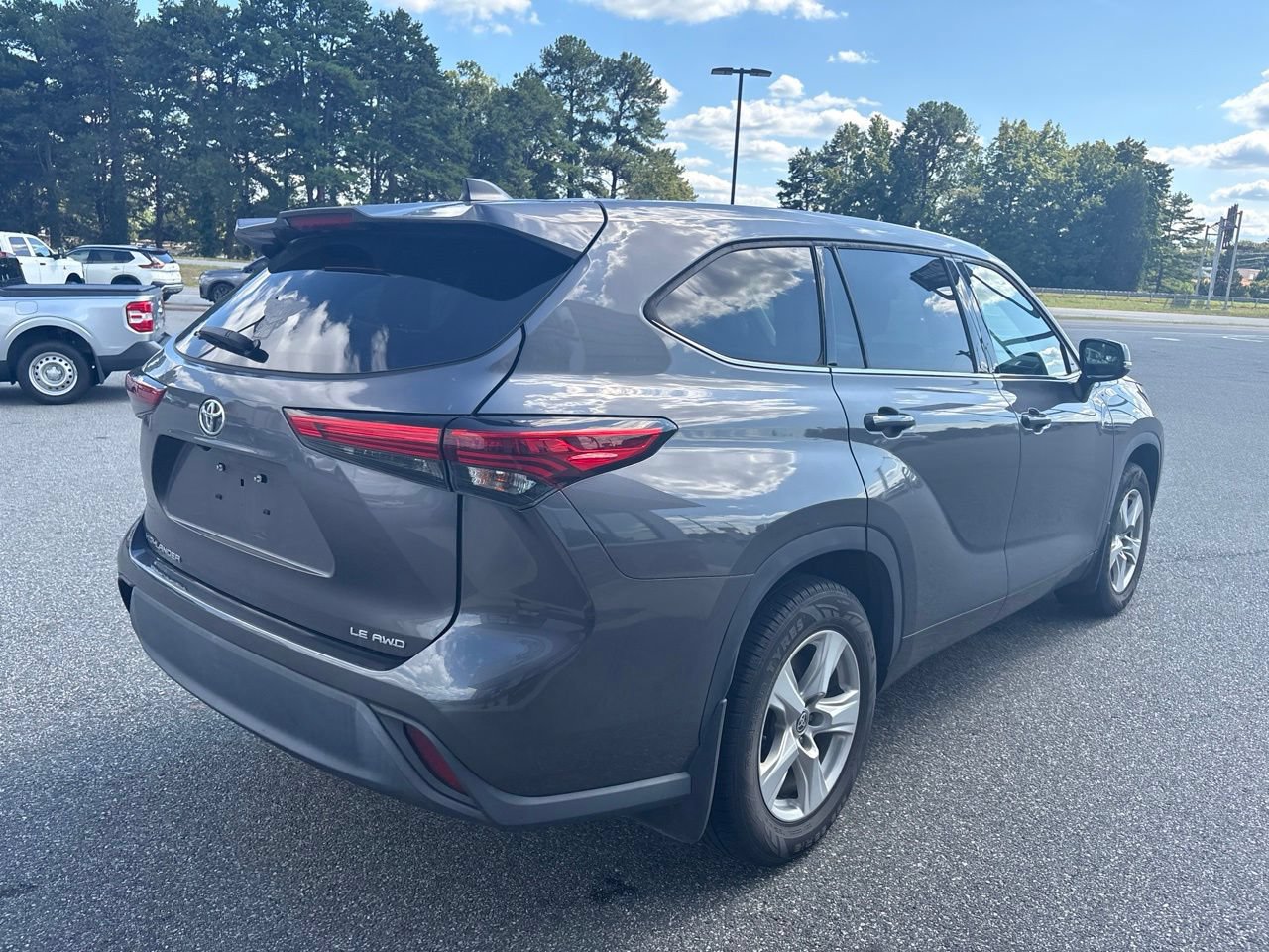 Used 2022 Toyota Highlander LE AWD/4WD image 7