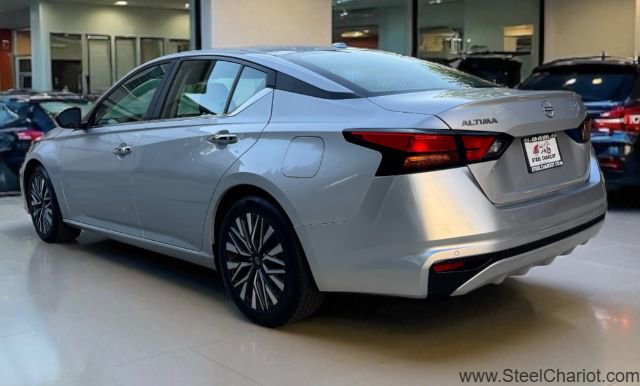 Used 2024 Nissan Altima 2.5 SV image 3