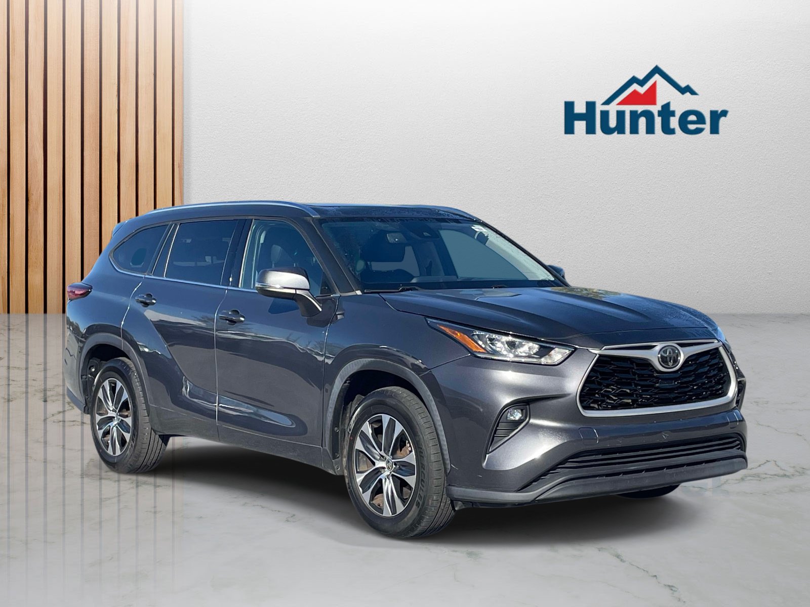 Used 2020 Toyota Highlander XLE FWD image 1