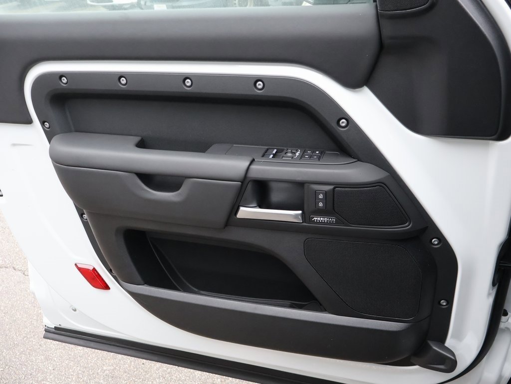 New 2025 Land Rover Defender 90 X-Dynamic SE image 39