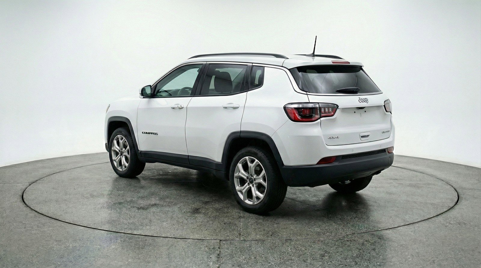 Used 2025 Jeep Compass Latitude AWD/4WD image 6