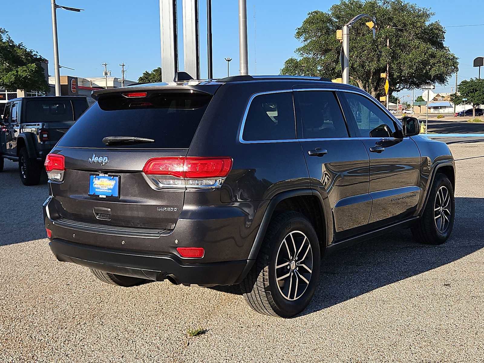 Used 2018 Jeep Grand Cherokee Laredo RWD image 8