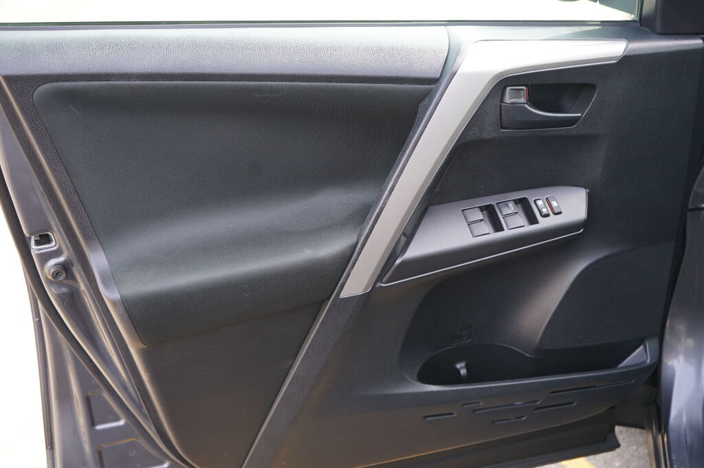 Used 2018 Toyota RAV4 LE w/ All Weather Liner Package FWD image 8