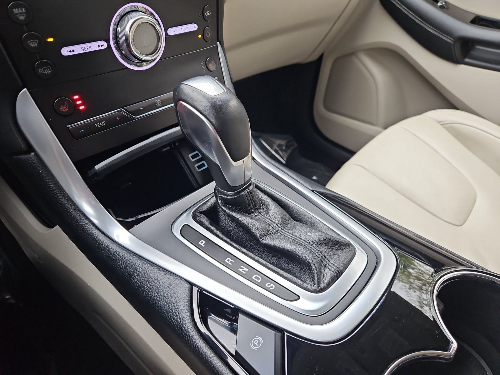 Used 2018 Ford Edge Titanium FWD image 24