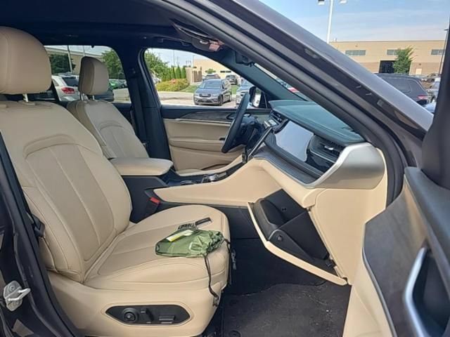 Used 2023 Jeep Grand Cherokee Limited w/ Luxury Tech Group II AWD/4WD image 23