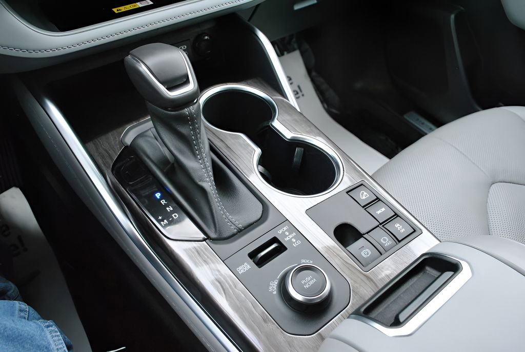 Used 2023 Toyota Highlander Limited image 16