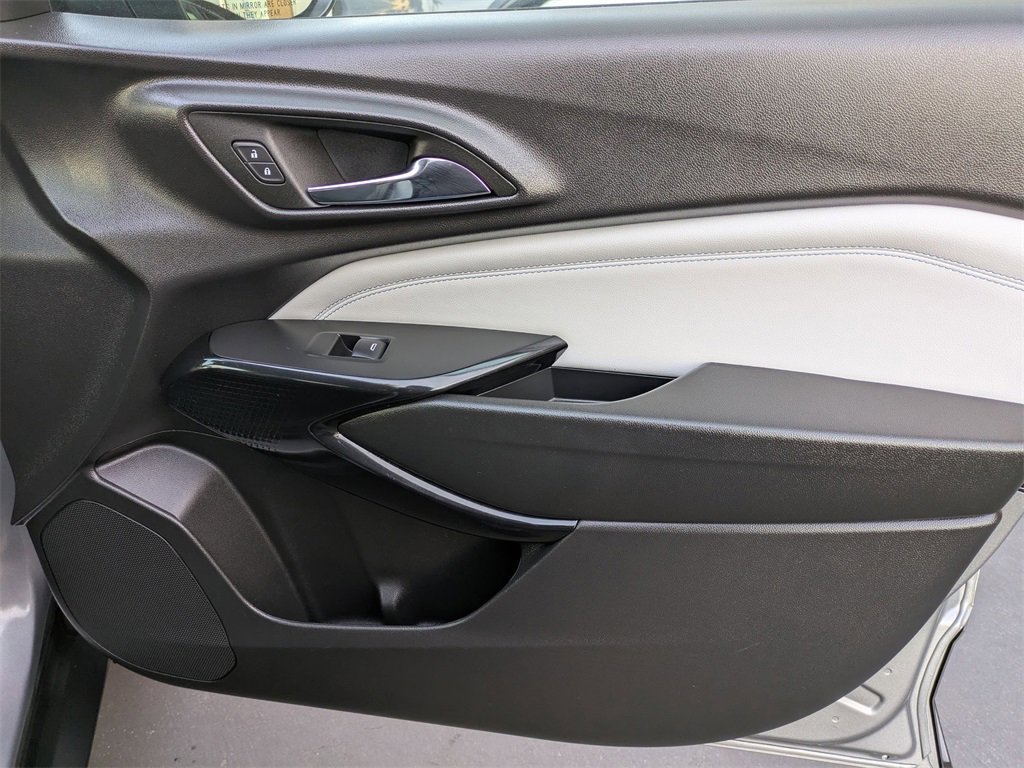 Used 2025 Chevrolet Trax LT w/ LT Convenience Package image 33