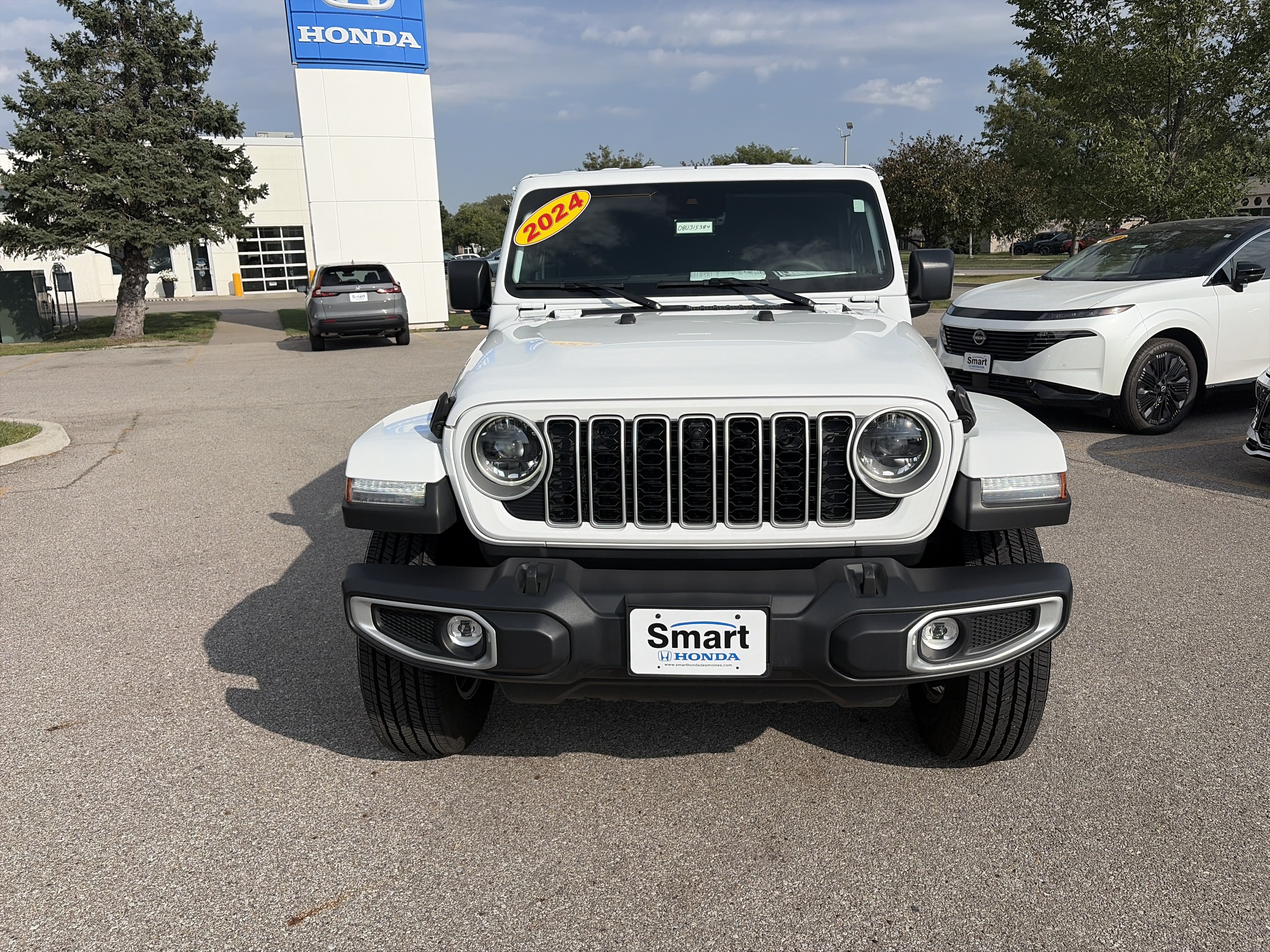 Used 2024 Jeep Wrangler Unlimited Sahara w/ Technology Group AWD/4WD image 2