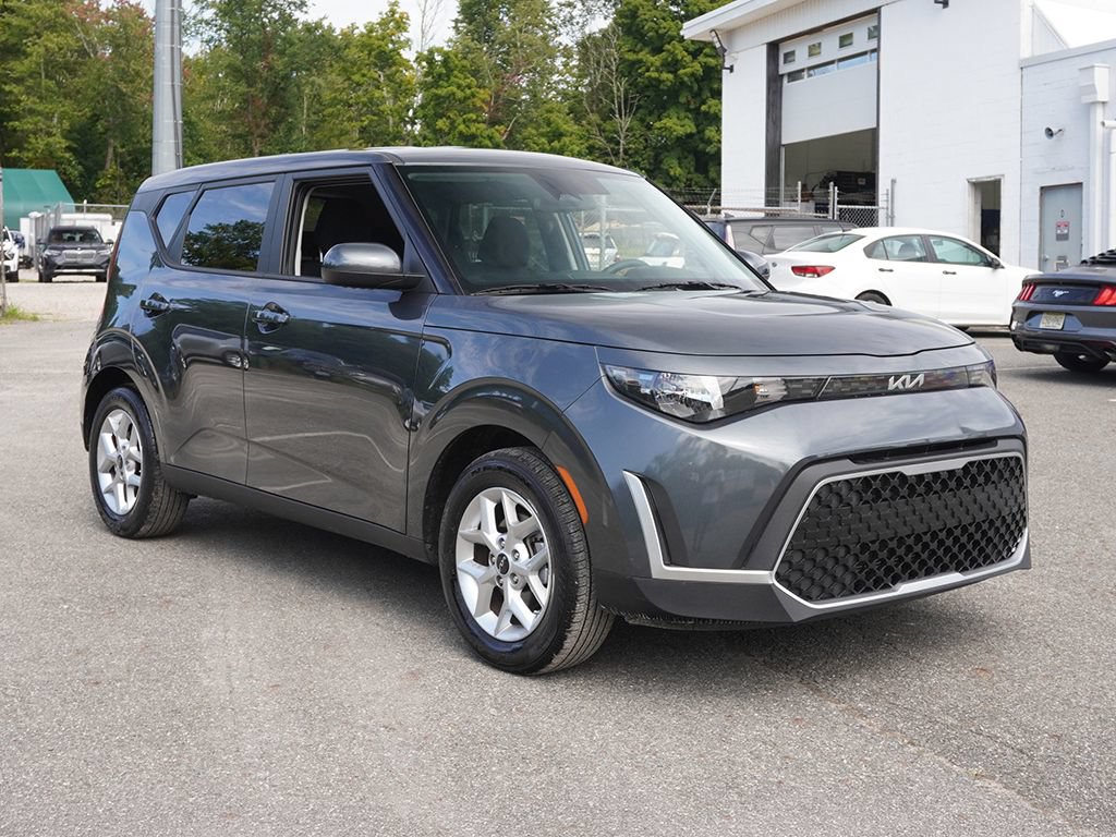 Used 2025 Kia Soul LX w/ LX Technology Package FWD image 2