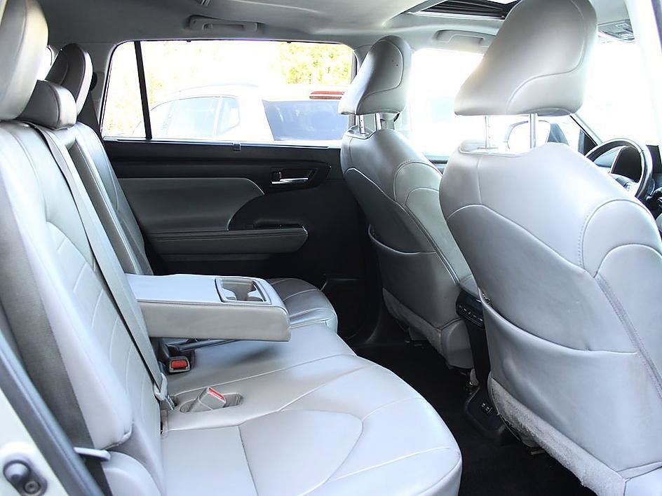 Used 2021 Toyota Highlander XLE FWD image 16