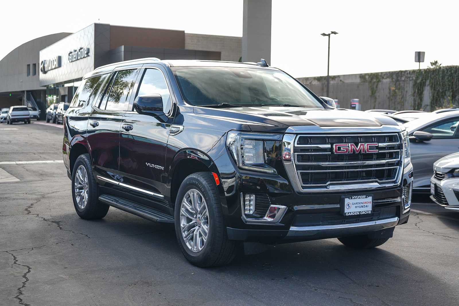 Used 2024 GMC Yukon SLT AWD/4WD image 3