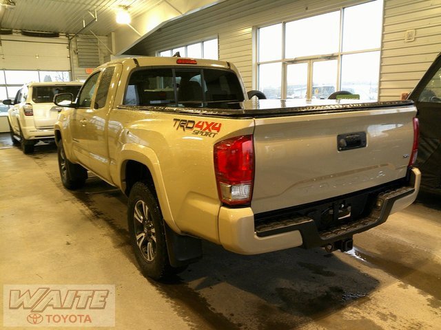 Used 2017 Toyota Tacoma TRD Sport image 6