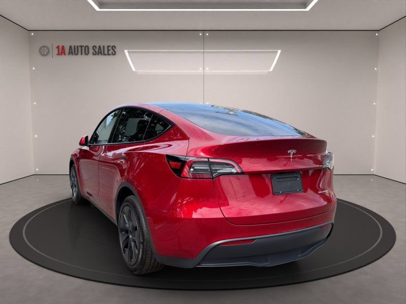 Used 2024 Tesla Model Y Long Range AWD/4WD image 3