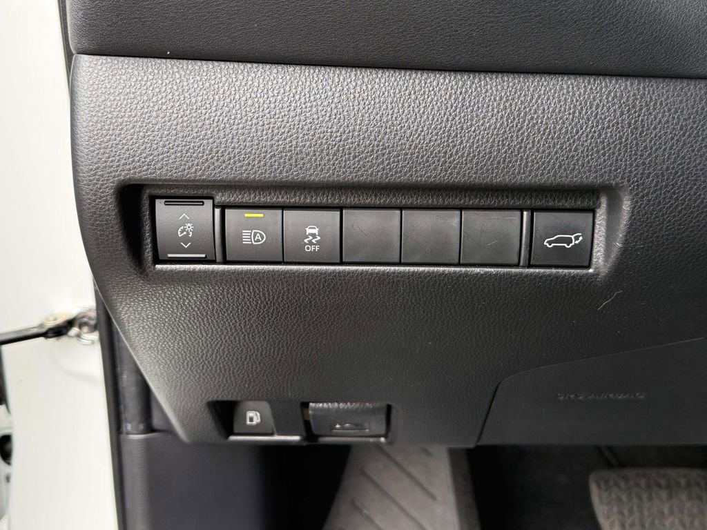 Used 2022 Toyota Venza XLE image 26