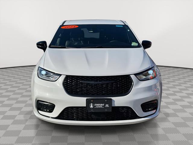 Used 2024 Chrysler Pacifica Limited image 2
