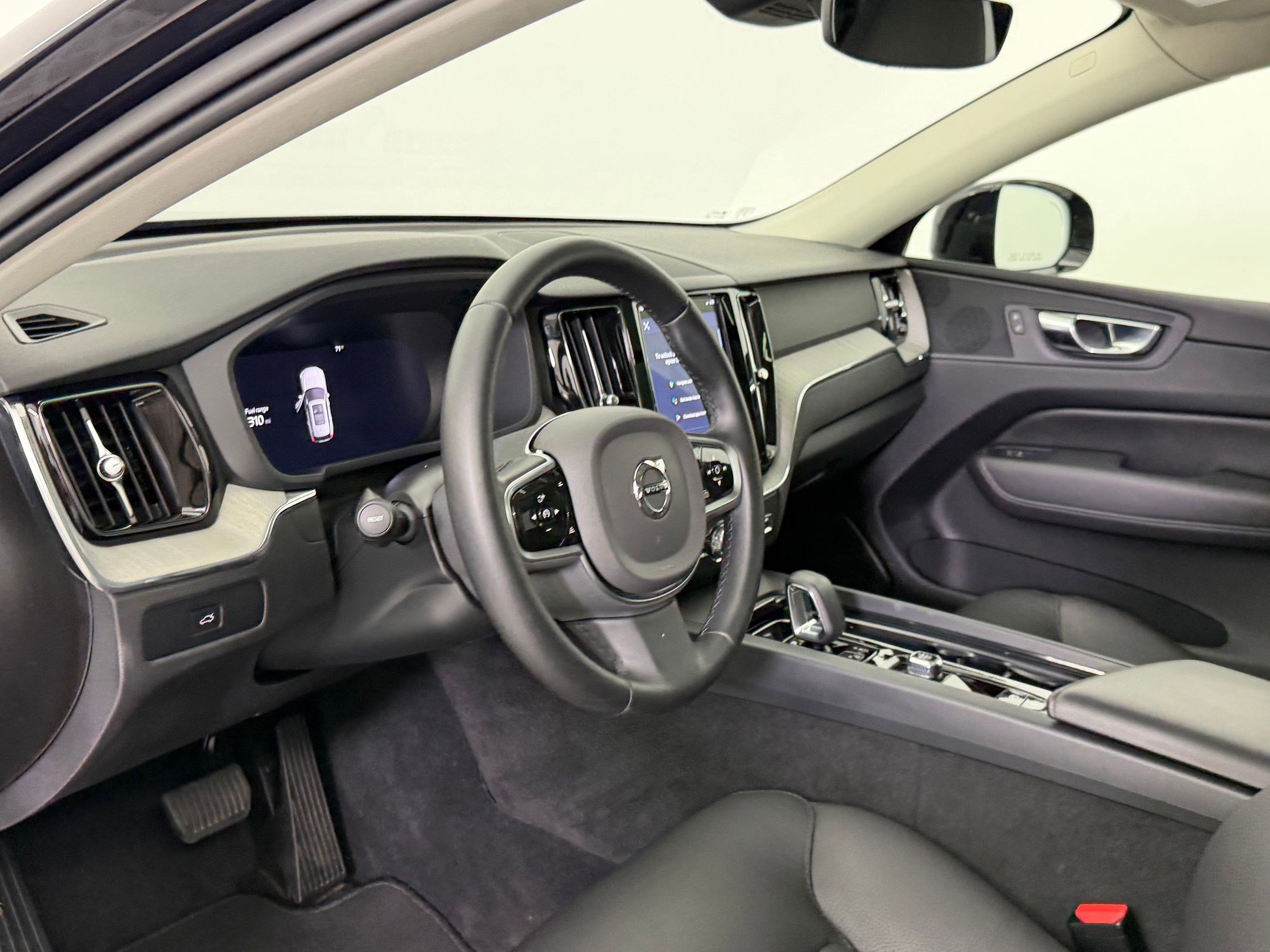 Used 2025 Volvo XC60 B5 Plus image 4