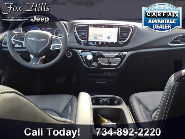 Used 2026 Chrysler Pacifica Select image 14