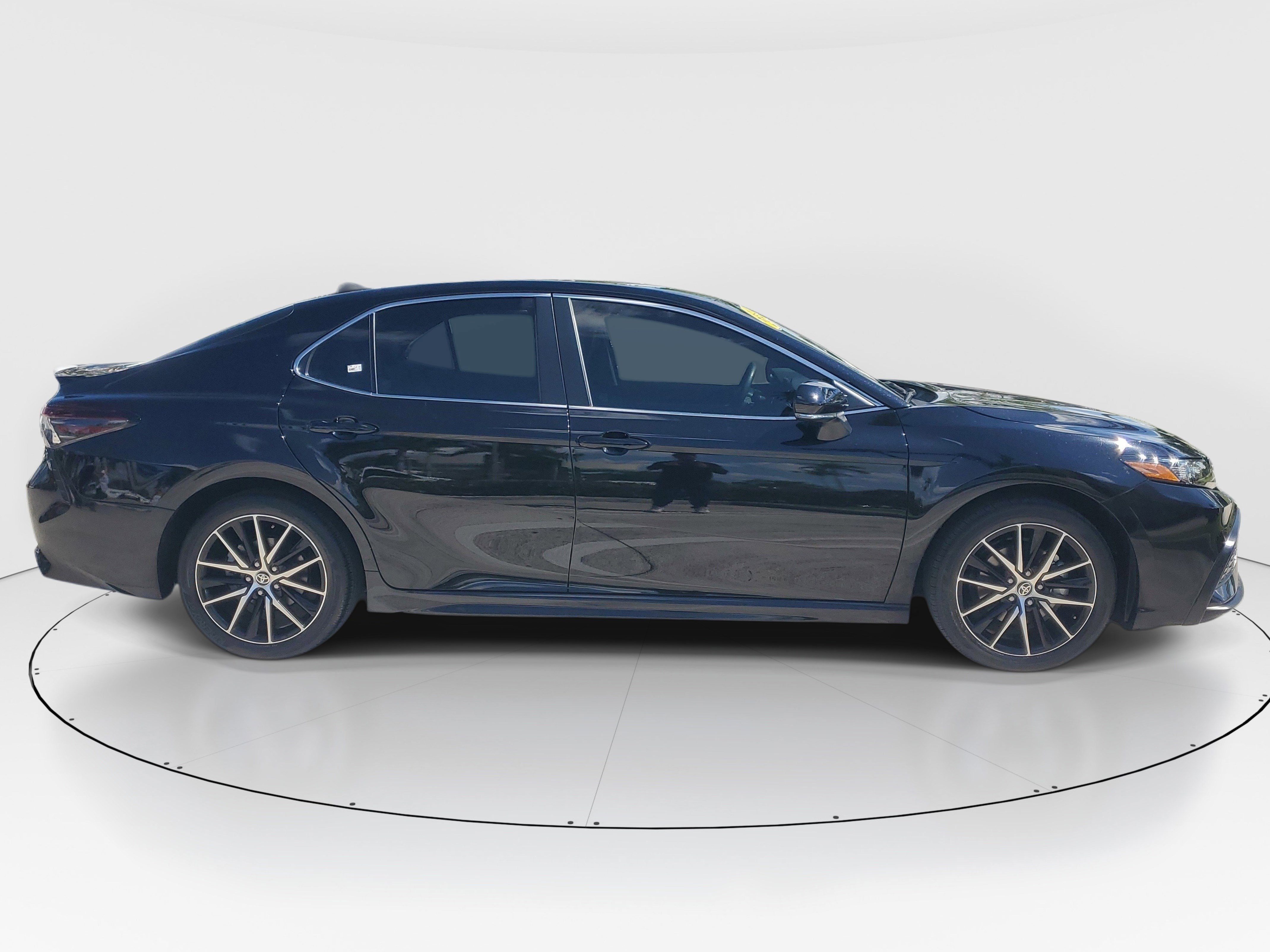 Used 2024 Toyota Camry SE image 2