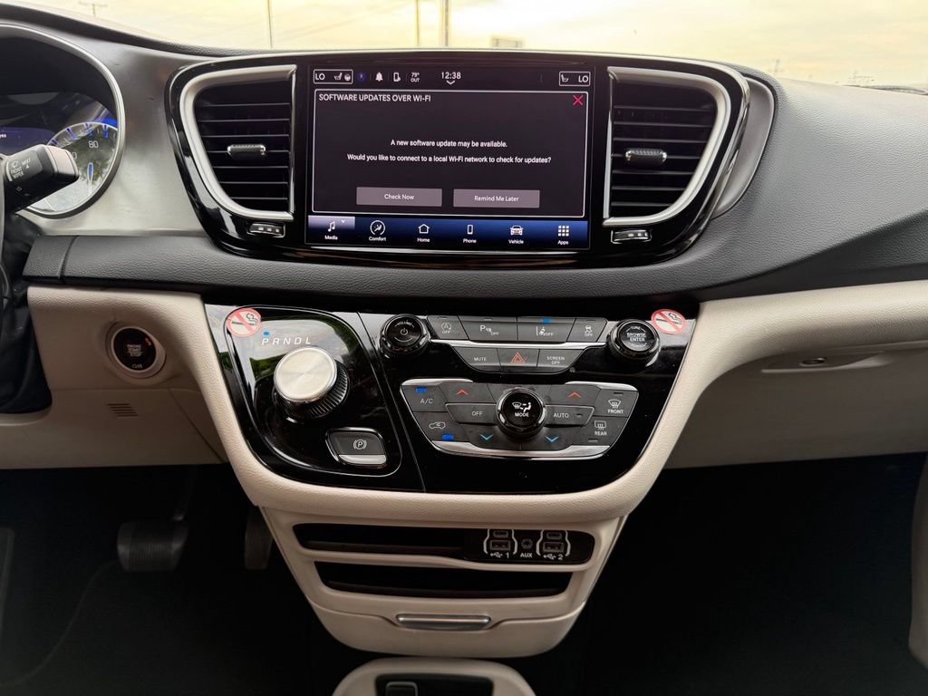 Used 2023 Chrysler Pacifica Touring-L FWD image 18
