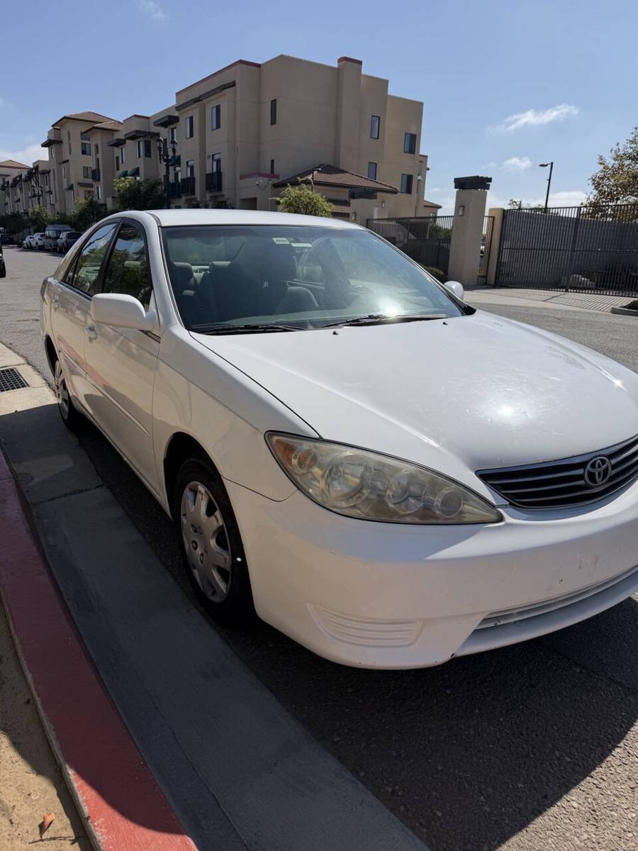 Used 2005 Toyota Camry LE FWD image 3