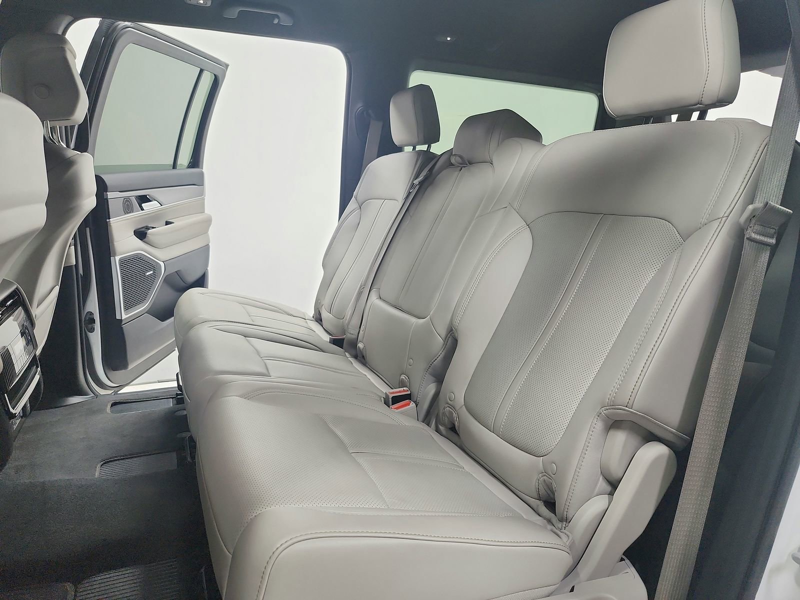 Used 2025 Jeep Wagoneer 2WD image 38