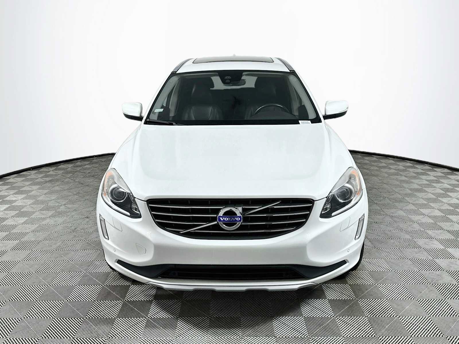 Used 2017 Volvo XC60 T5 Inscription w/ Preferred Option Package FWD image 2