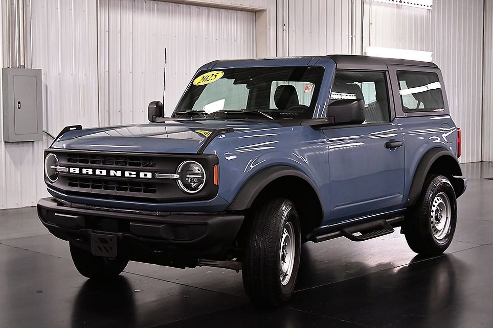 Used 2025 Ford Bronco 2-Door AWD/4WD image 3