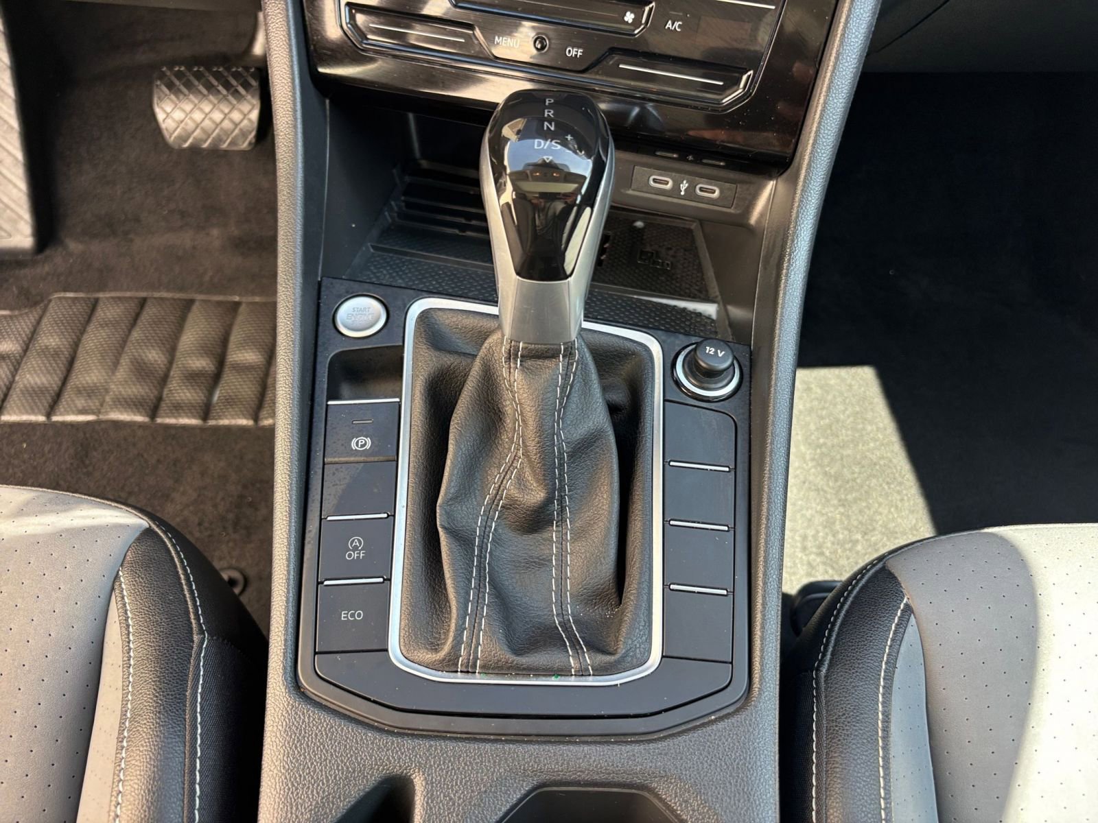 Used 2025 Volkswagen Jetta SE image 41