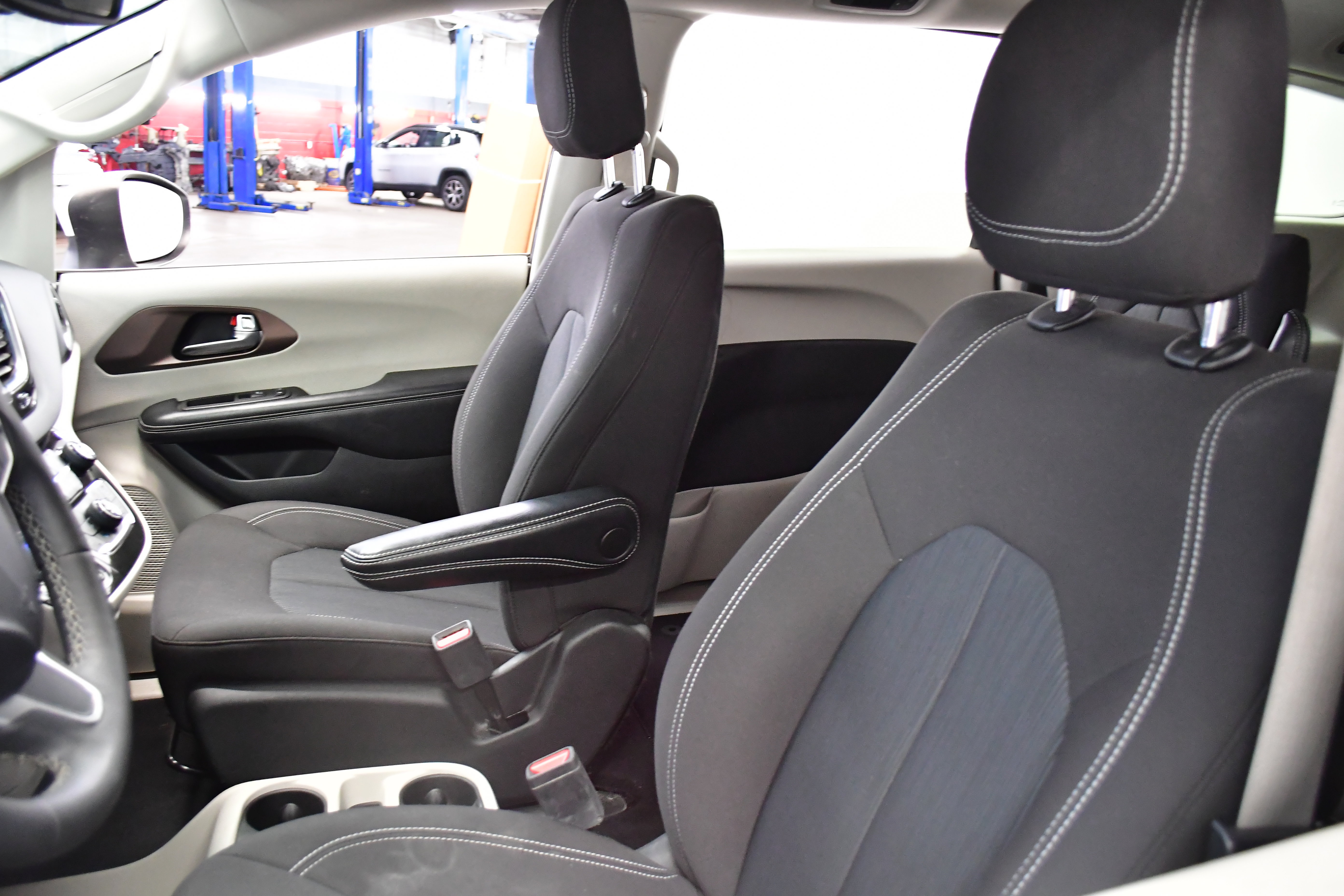 Used 2023 Chrysler Voyager LX FWD image 11