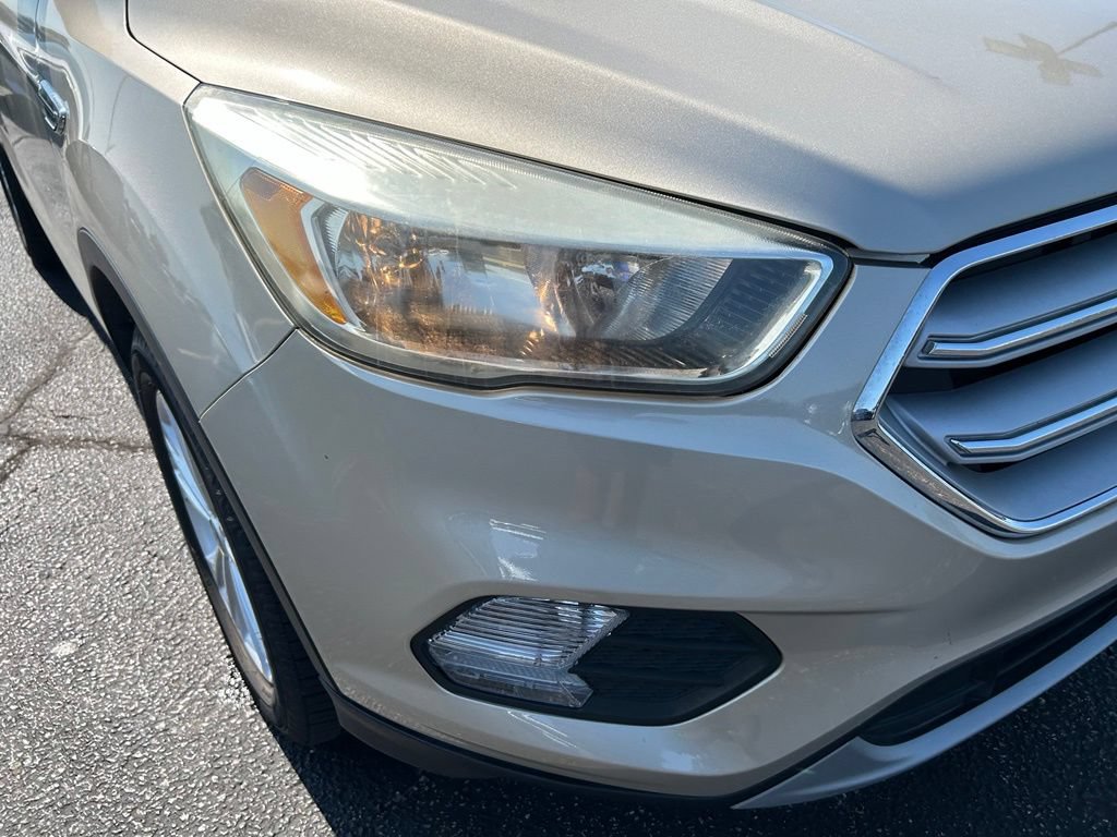 Used 2018 Ford Escape SE w/ SE Sync 3 Package AWD/4WD image 2